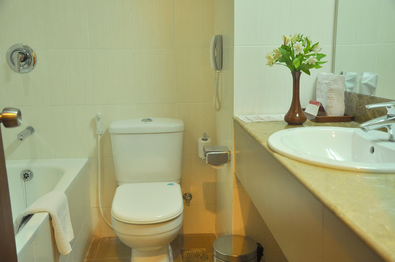 Bathroom 5, Ramada by Wyndham Katunayake Colombo International Airport, Katana
