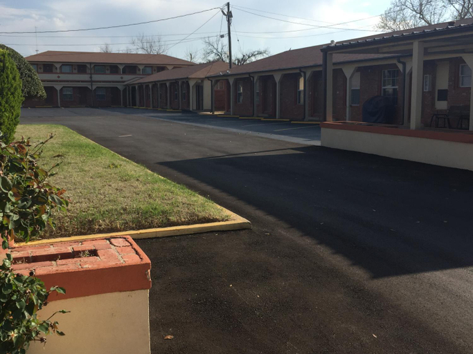 Exterior & Views, Budget Host Inn, Wilbarger