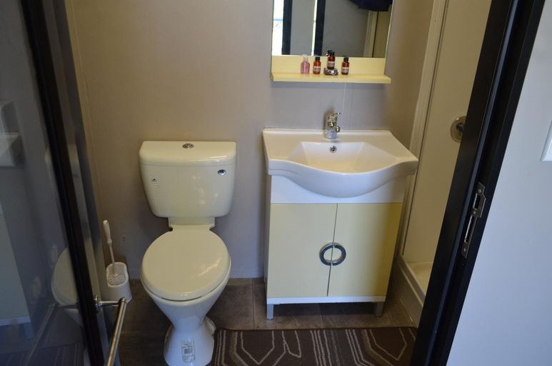 Bathroom 2, WONDAI ACCOMMODATION UNITS AND VILLAS, Wondai