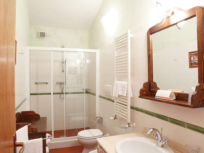 Bathroom 3, Rustic Elegance in Montepulciano, Siena