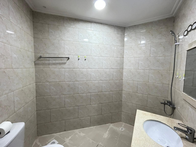 Bathroom 23