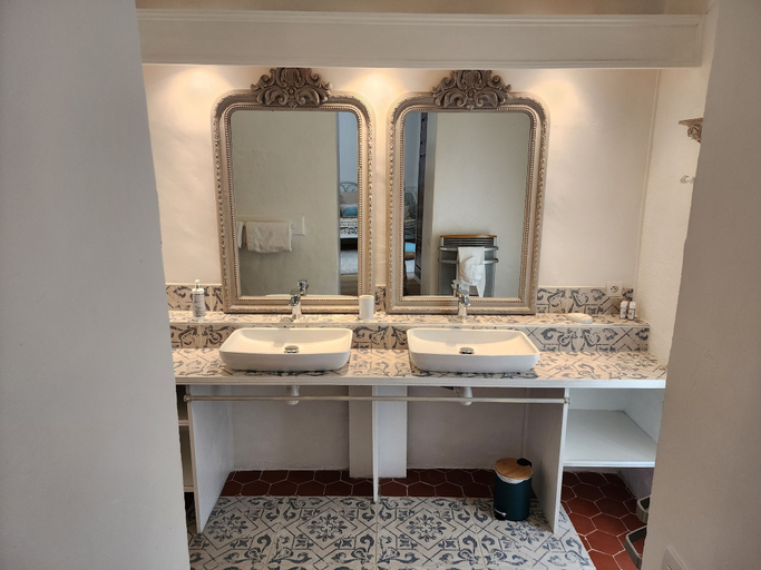 Bathroom 5, La Belle Histoire, Var