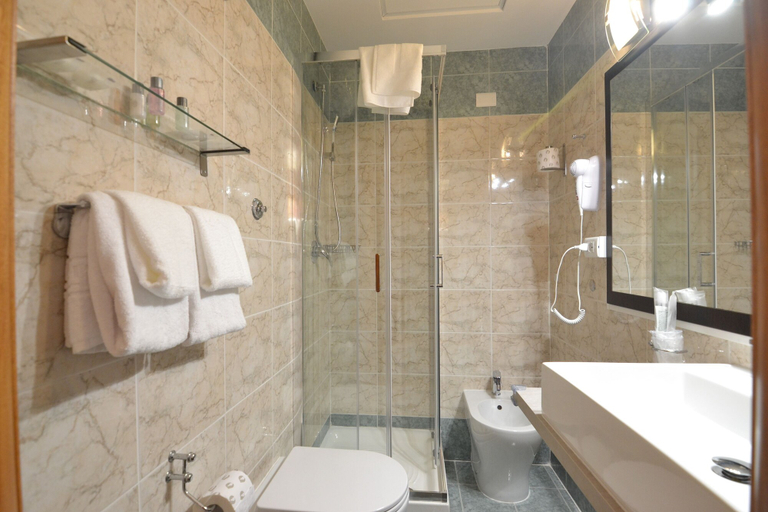 Bathroom 3, Hotel Santa Prassede, Roma