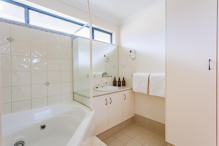 Bathroom 3, Cosy Corner Beach Cottages, Albany