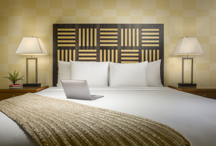 Bedroom 3, Pinnacle Hotel Harbourfront, Greater Vancouver