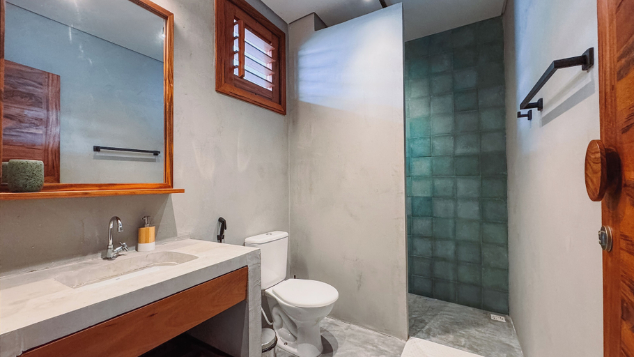 Bathroom 4, Luau Hotel, Trairi