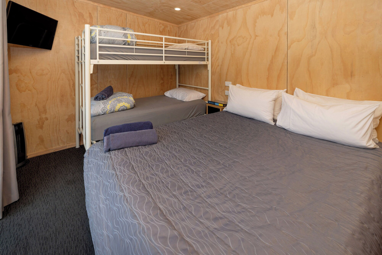 Bedroom 2, Napier Beach TOP 10 Holiday Park, Napier