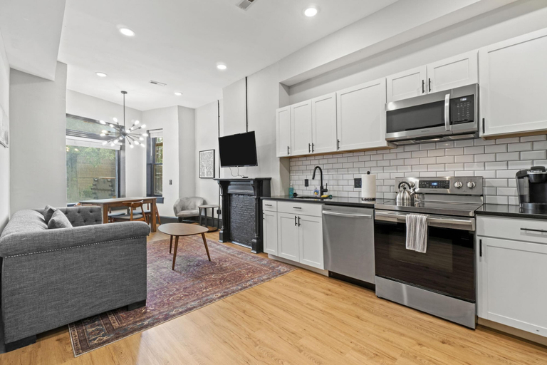 Room 2, Historic DC Gem Spacious Rowhouse Private Patio, Washington D.C.