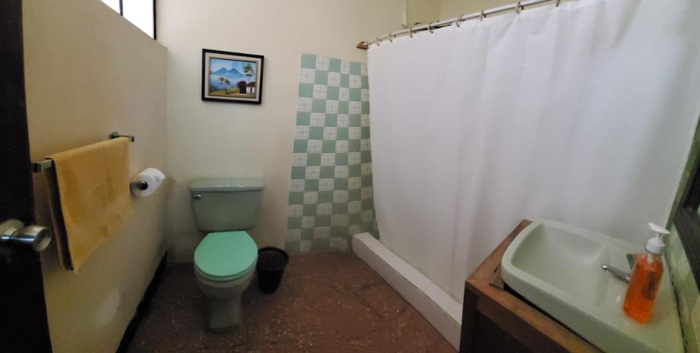 Bathroom 4, Hospedaje El Viajero Antigua llI, Antigua Guatemala