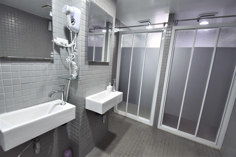 Bathroom 10