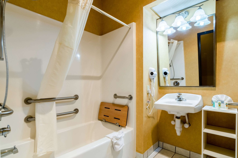 Bathroom 4, Quality Inn & Suites Manhattan, Riley