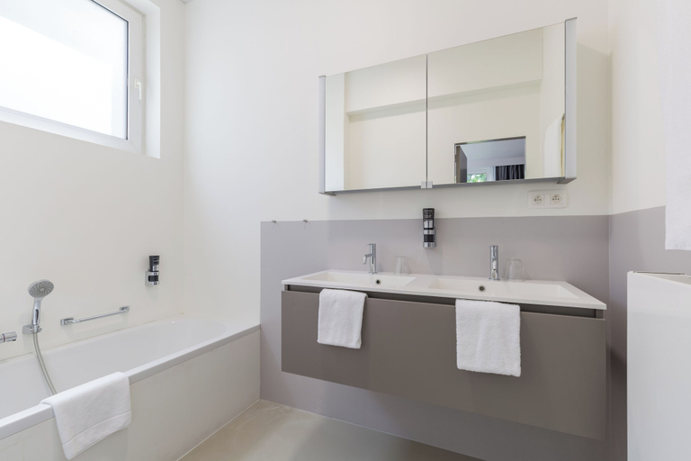 Bathroom 4, Leonardo Hotel Antwerp the Plaza, Antwerpen