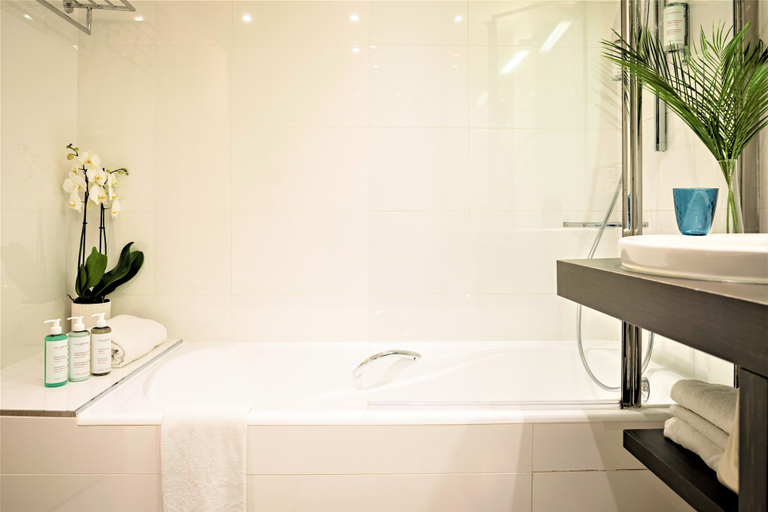 Bathroom 2, Croisette Beach Hotel Cannes - MGallery Collection, Alpes-Maritimes