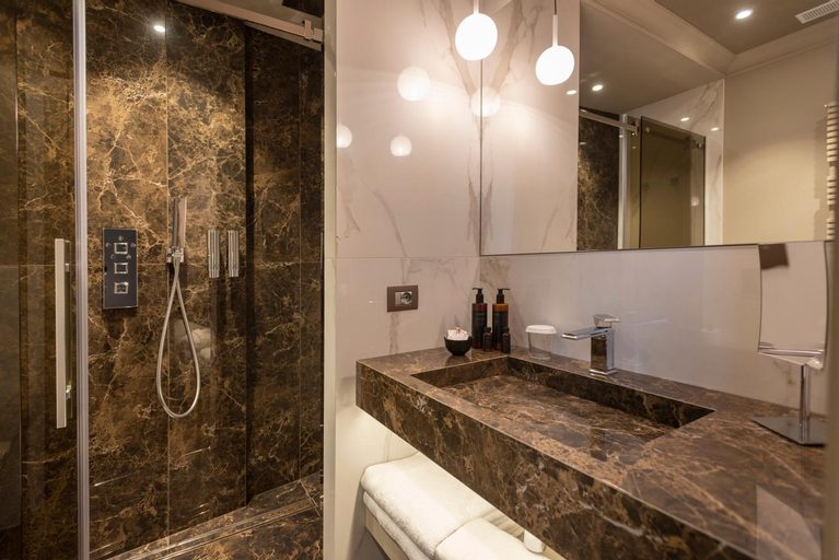 Bathroom 10
