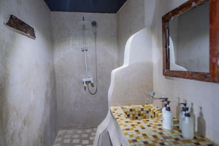 Bathroom 5, PILI PILI UHURU, Kusini
