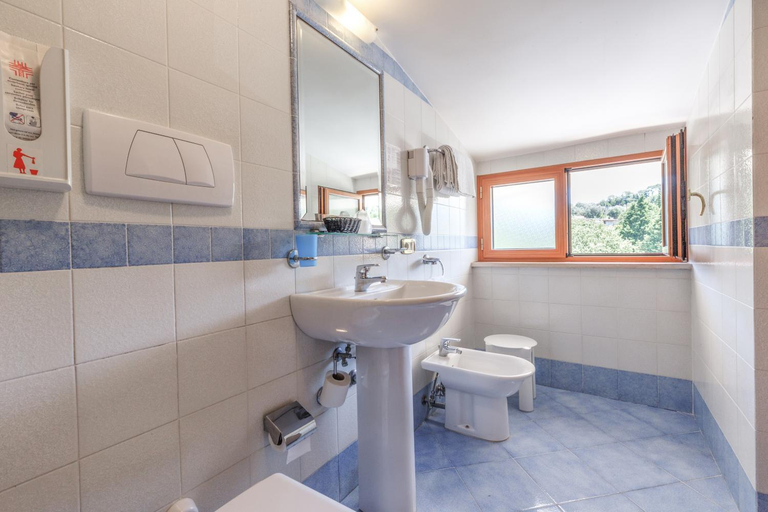 Bathroom 5, Hotel La Pergoletta, Napoli