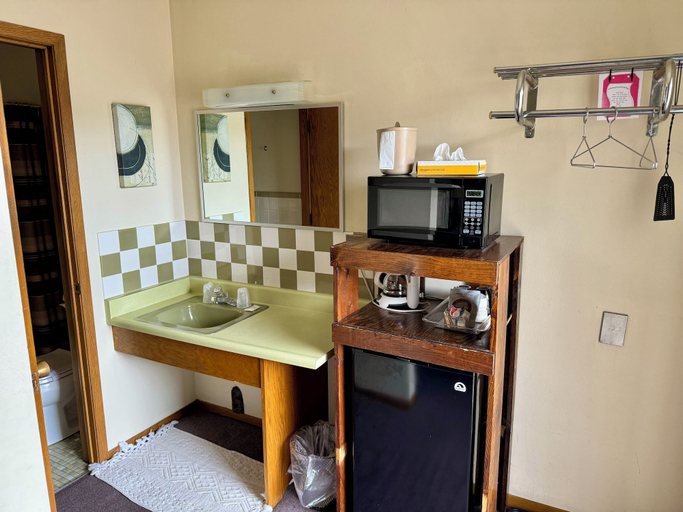 Others 4, Napps Motel, Grant