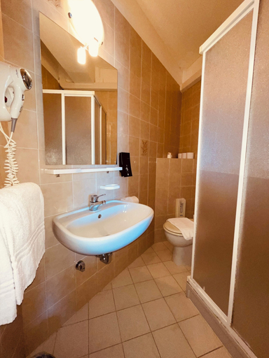 Bathroom 5, Taki Village Hotel, Verona