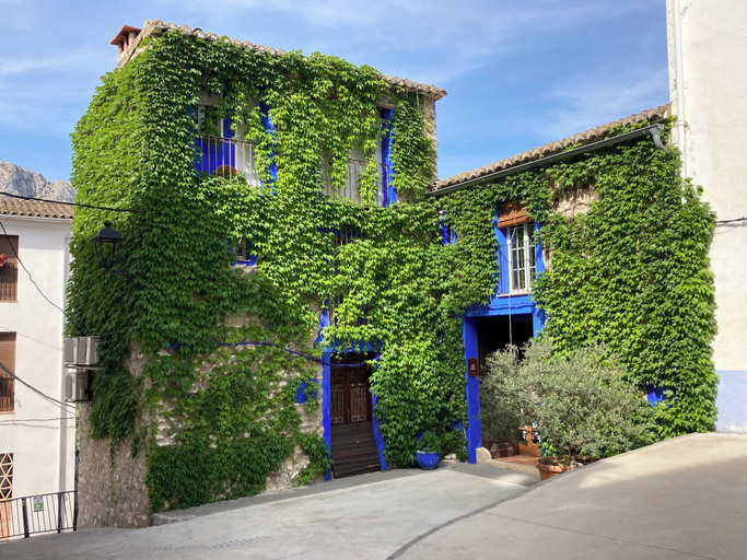 Exterior & Views