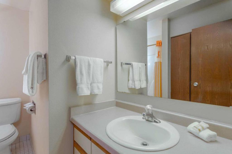 Bathroom, Norwood Inn Statefare Grounds, Indianapolis