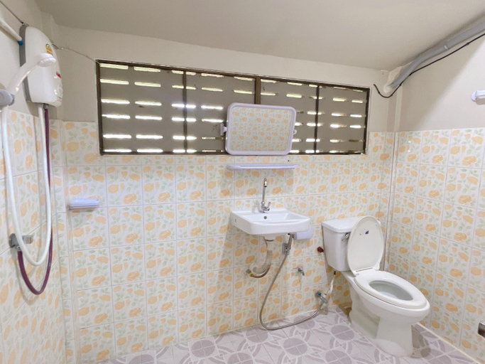 Bathroom 3, Rain Tree Cafe & Homestay, Muang Uthai Thani