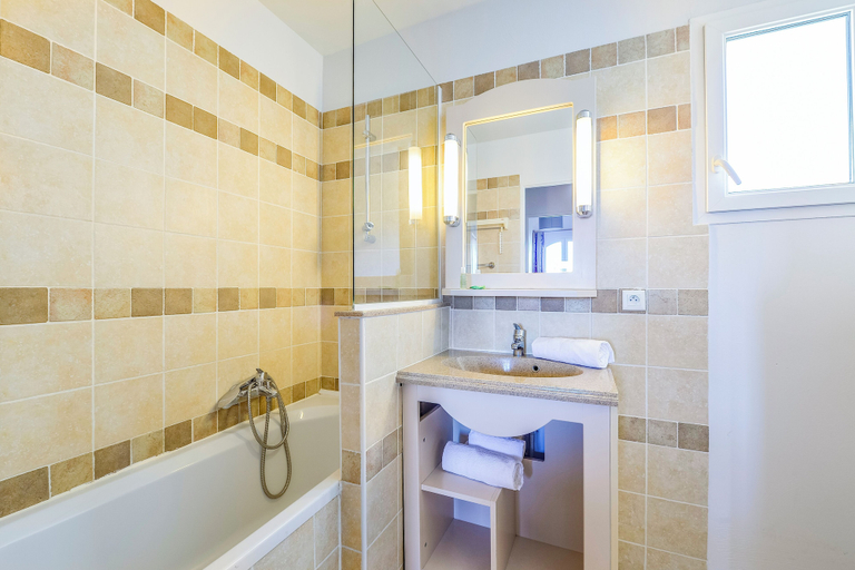 Bathroom 5, Village Le Rouret Pierre & Vacances, Ardèche