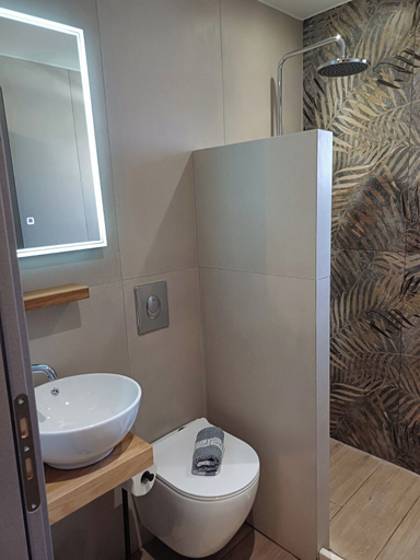Bathroom 5, Romeos Studios, Crete