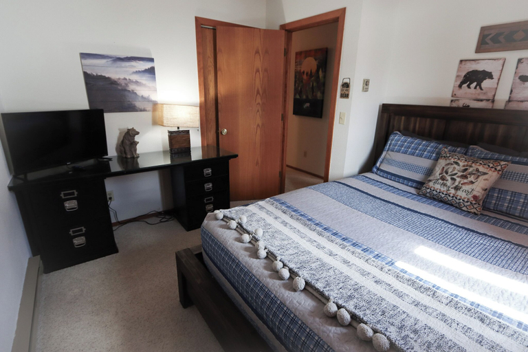 Bedroom 2, Lookout Lodge An Extraordinary Escape for 10!, Grand