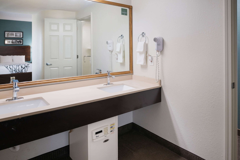 Bathroom 4, Sleep Inn & Suites Port Clinton, Ottawa