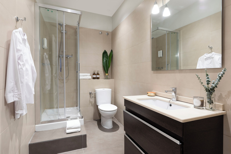 Bathroom 4, Aspasios Urquinaona Apartments, Barcelona