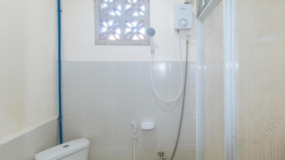 Bathroom 5, RedDoorz @ Western Bicutan Transients Inn, Taguig