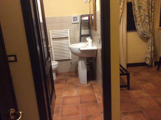 Bathroom 2, BB MontAlbano, Caserta
