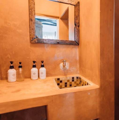 Bathroom 5, PILI PILI UHURU, Kusini