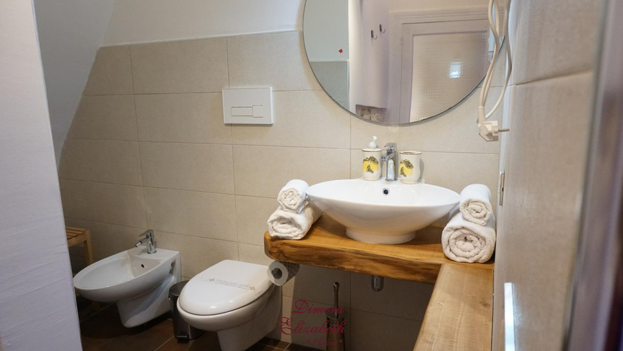 Bathroom 5, Dimora Elizabeth II, Bari