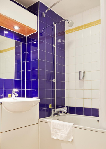 Bathroom 3, Wheatsheaf Hotel by Chef and Brewer Collection, Hampshire