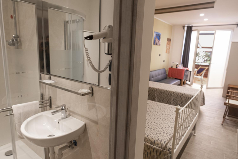 Bedroom 3, AFFITTACAMERE SCIACCHETRA', La Spezia