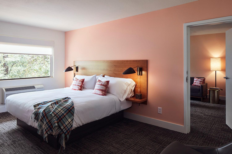 The Longleaf Hotel, Wake