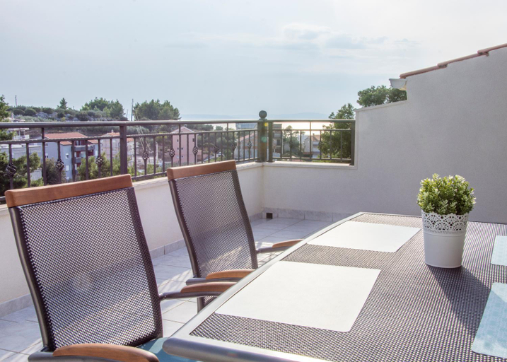 Others 5, Relax Inn, Podstrana