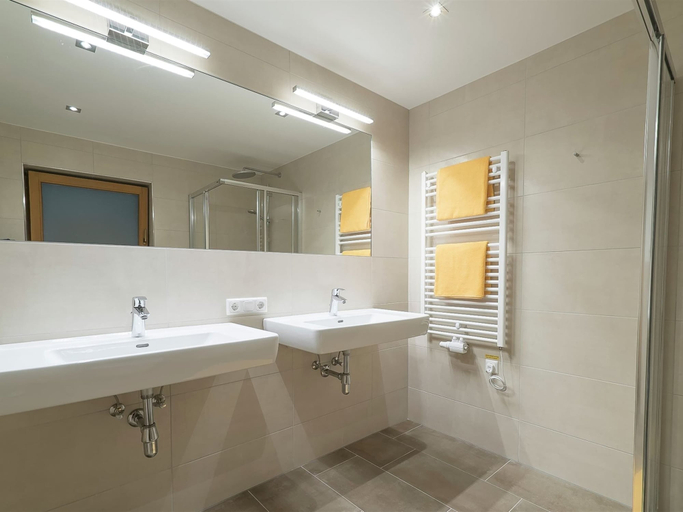 Bathroom 4, Luxurious Apartment With Terrace, Zell am See