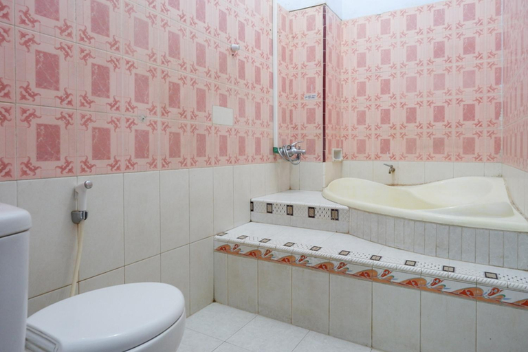 Bathroom 4, RedDoorz Plus Syariah near Stasiun Pekalongan 2, Pekalongan