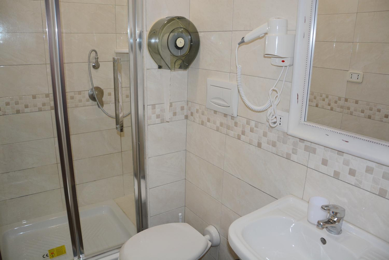 Bathroom 3, Roma Carina, Rome