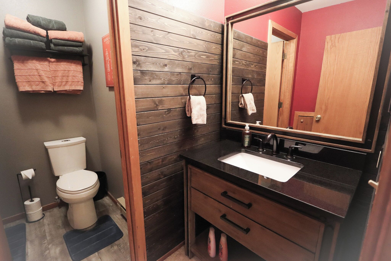 Bathroom 3, Lookout Lodge An Extraordinary Escape for 10!, Grand
