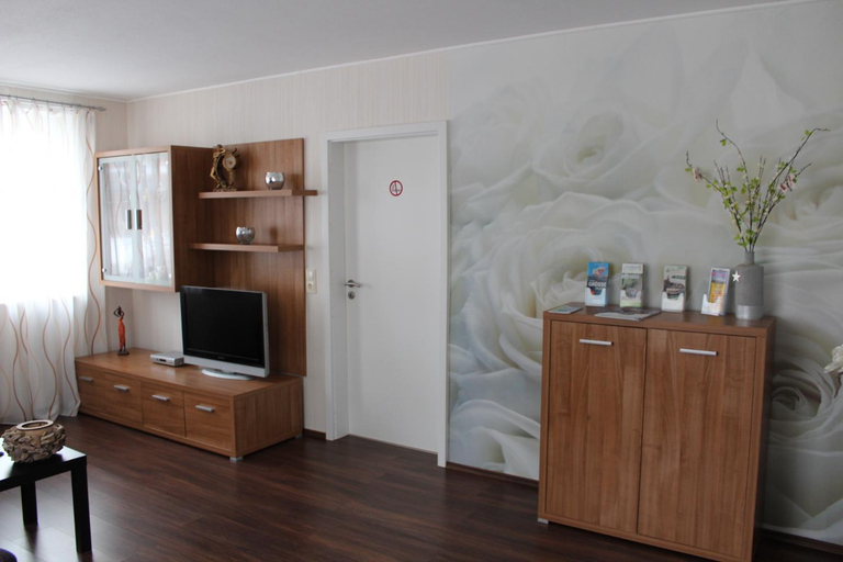 Shared lounge/TV area 4, Gastehaus Ditz, Leer