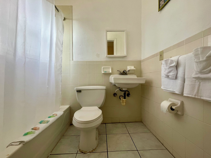 Bathroom 4, Ocean Holiday Motel, Volusia