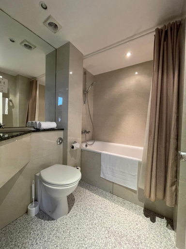 Bathroom 4, Shandon House Hotel, London