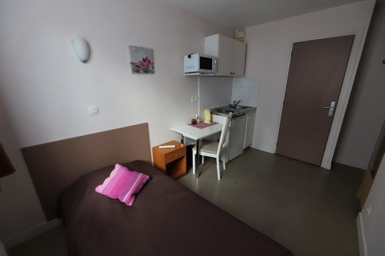 Others 5, Hotel du Roussillon, Paris