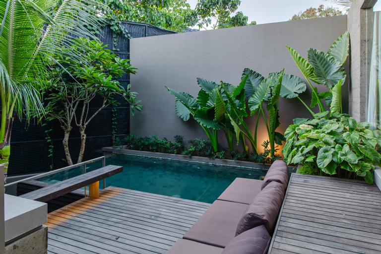 Swimming Pool 13