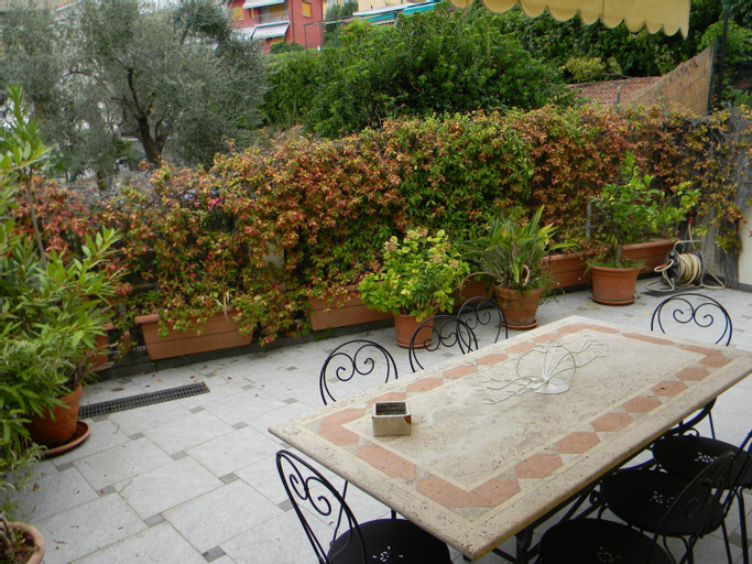 Exterior & Views 12
