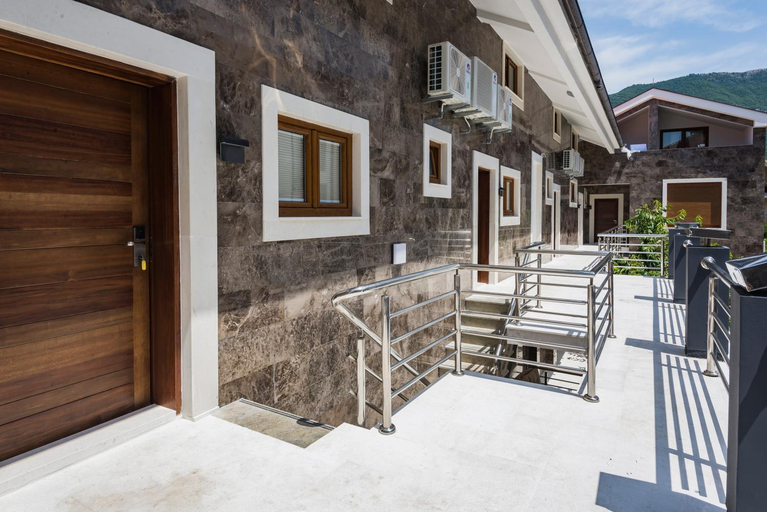 Others 4, Waikiki Apartments