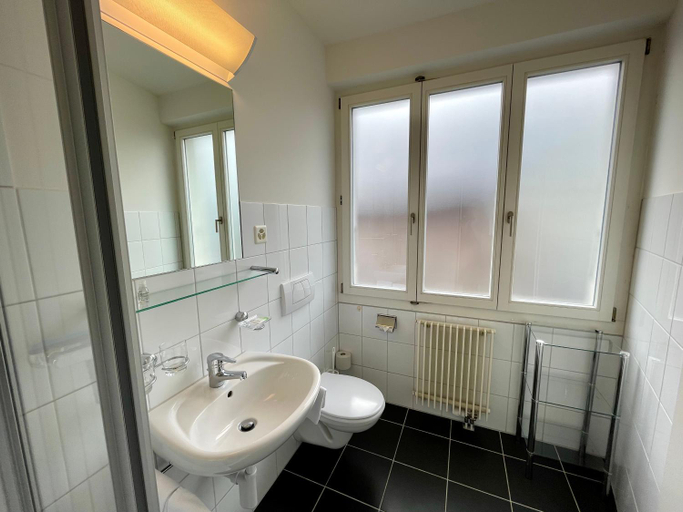 Bathroom 3, Hotel Movieworld, Niedersimmental